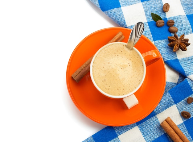 Tasse de café isolé sur une surface blanche