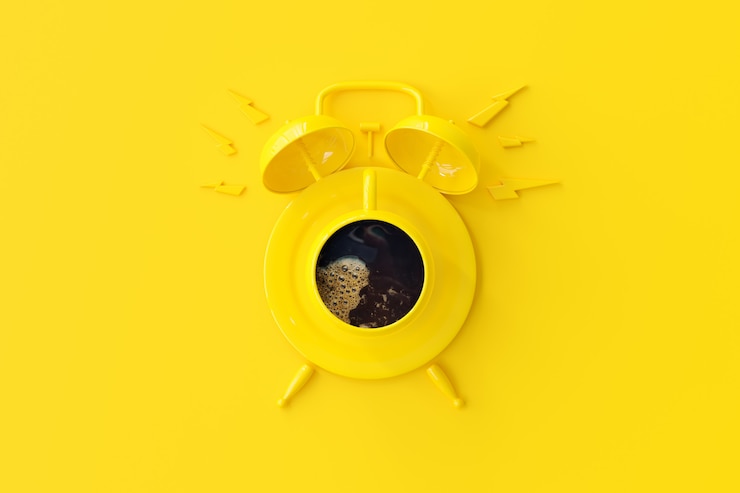 Photo la tasse à café jaune ressemble à un réveil.