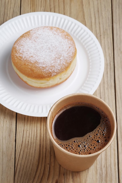 Tasse à café jetable et beignet