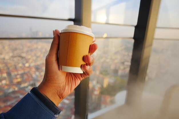 Tasse à café kraft à emporter vierge à portée de main