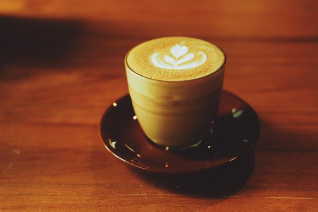 Une tasse de café latte art au café