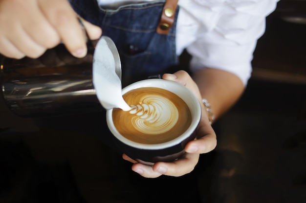 Une tasse de café latte art au café