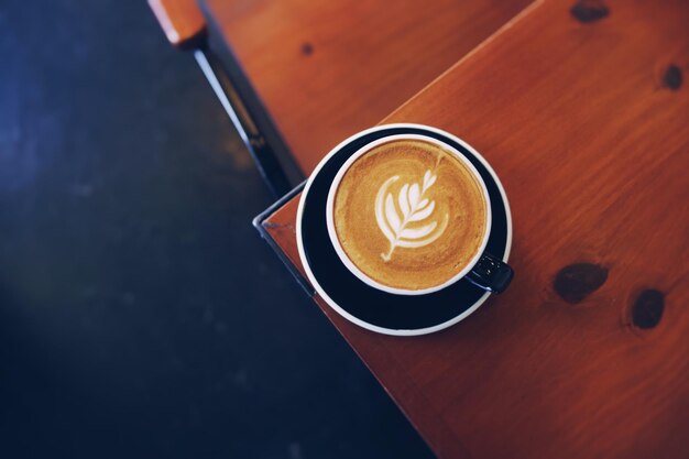 Une tasse de café latte art au café