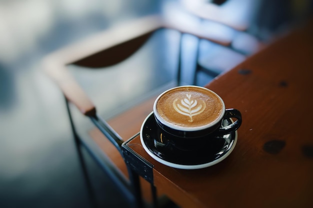 Une tasse de café latte art au café