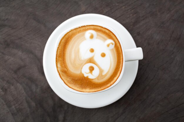 Une tasse de café latte art comme un visage d'ours