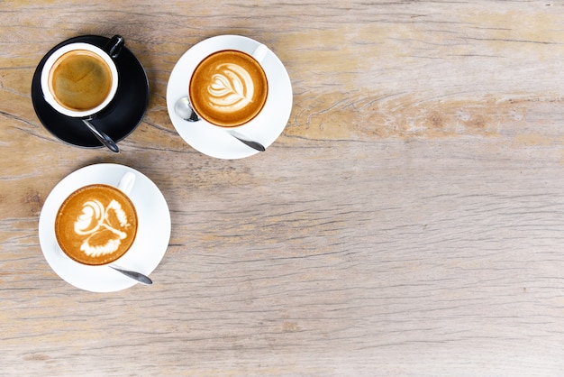 Tasse à café avec latte art sur table en bois dans un café