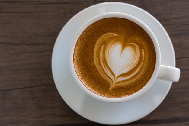 Tasse de café latte chaud d&#39;art sur la table en bois