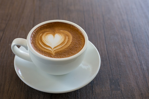 Tasse de café latte chaud d&#39;art sur la table en bois