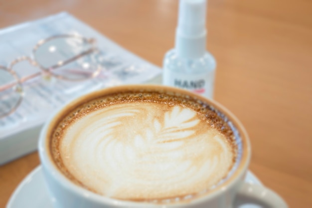Tasse à café latte chaud sur table en bois, stock photo