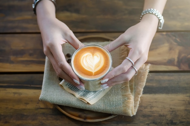 Tasse à café, latte avec coeur latte art sur le dessus