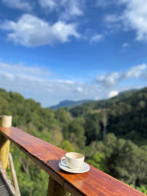 Une tasse de café latte sur fond de bois