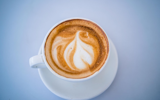 Une tasse de café Latte avec un motif de tourbillon sur la mousse