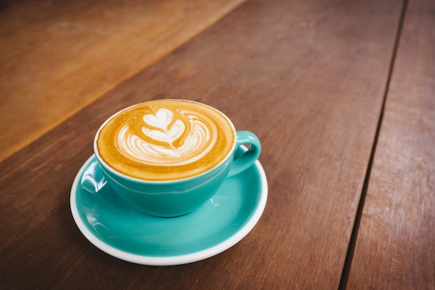 Photo tasse à café latte sur une table en bois.