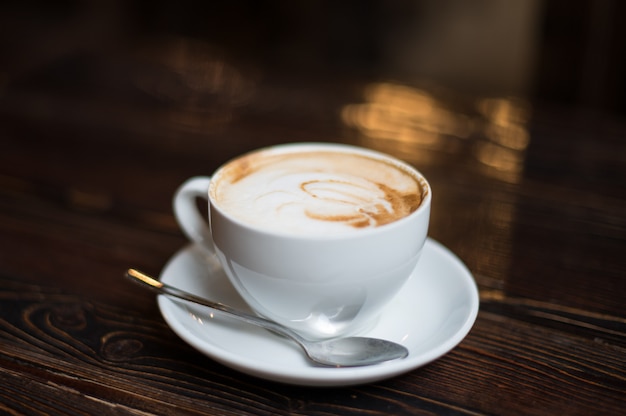 Tasse de café latte sur une vieille surface en bois