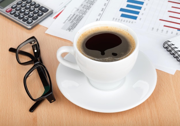 Tasse à café sur le lieu de travail contemporain