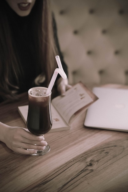 Une tasse de café en lisant un livre ou un magazine