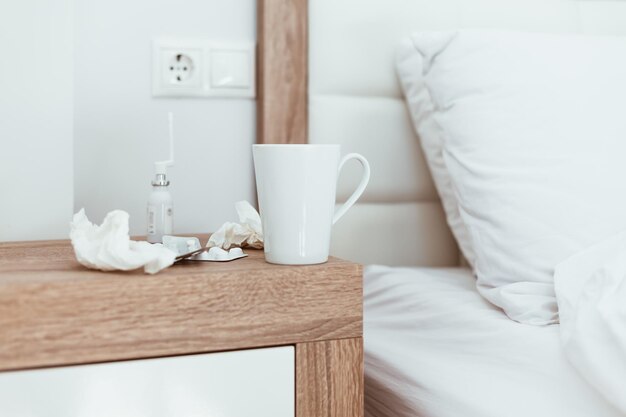 Une tasse de café sur le lit à la maison