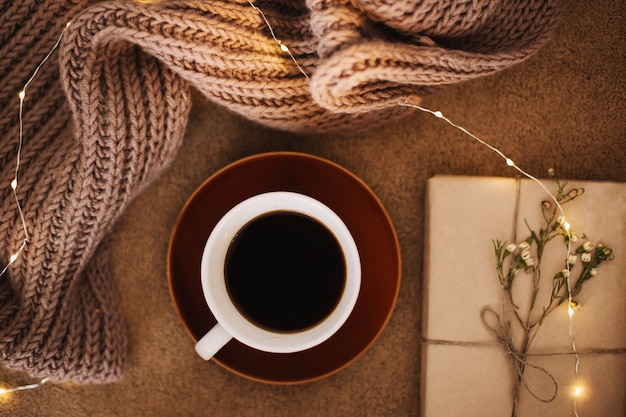 une tasse de café et un livre sur un concept de lecture à carreaux et de détente à la maison