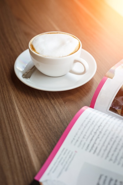 Tasse à café et livre sur la table