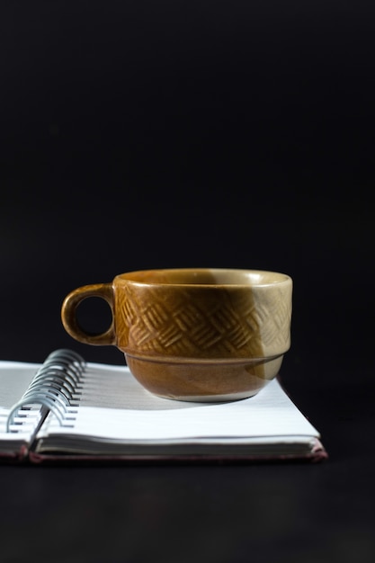 Tasse de café sur le livre