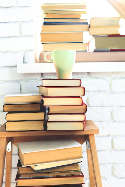 Tasse de café avec livre.