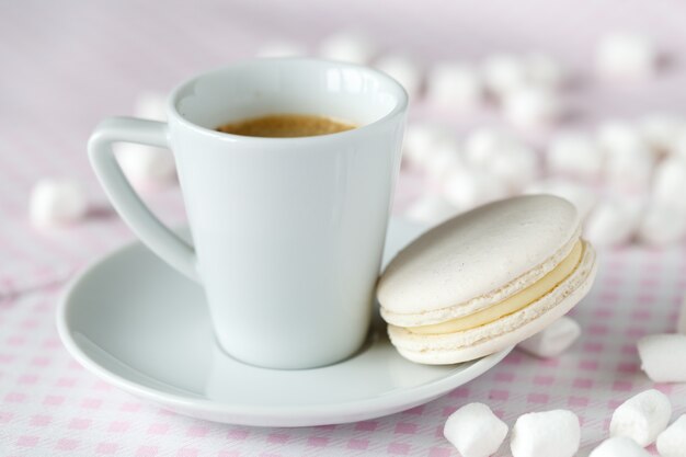 Tasse à café avec macaron