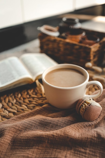 Tasse de café et macarons bible ouverte dans le concept de bonjour de l'intérieur de la maison confortable