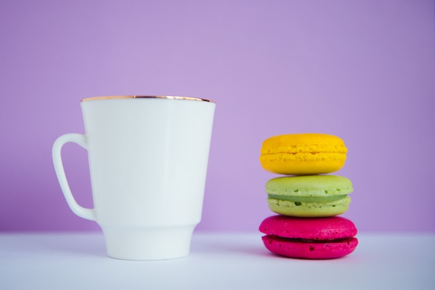 tasse de café avec des macarons colorés