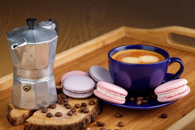 Tasse de café macarons et grains de café