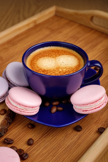 Tasse de café macarons et grains de café