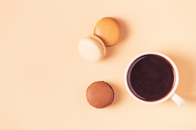 Tasse de café avec des macarons sucrés