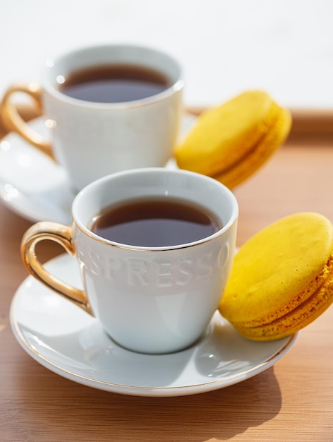 Tasse à café et macarons sur table en bois