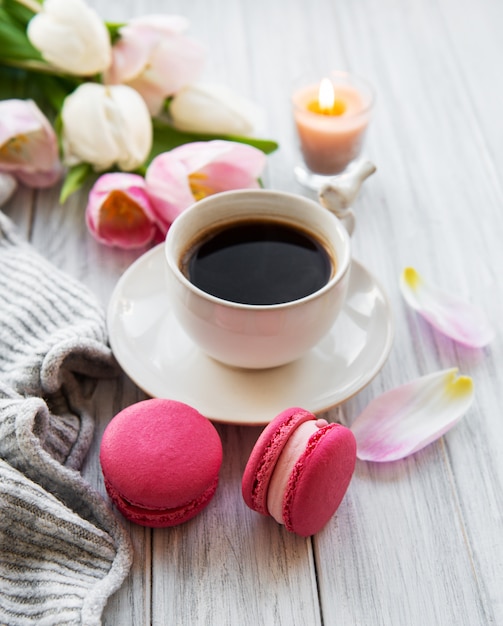 Tasse de café et macarons