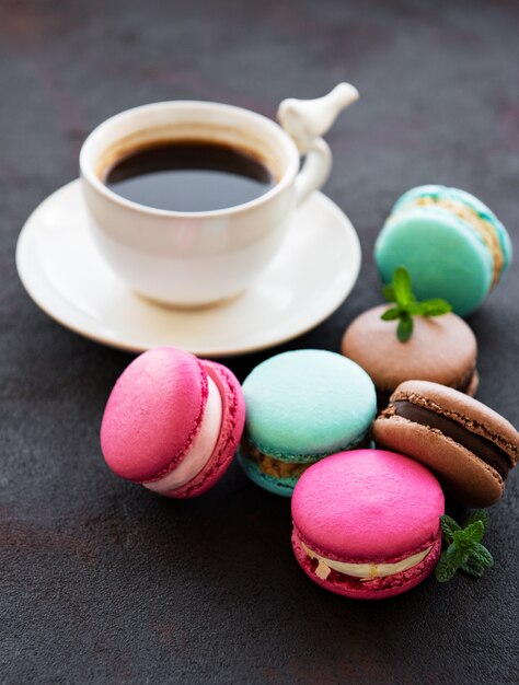 Tasse de café et macarons