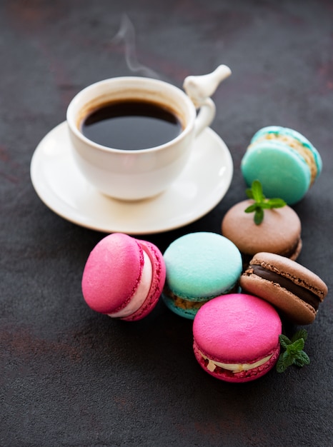 Tasse de café et macarons