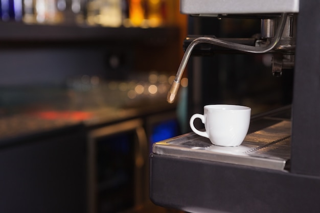 Tasse de café sur la machine à expresso