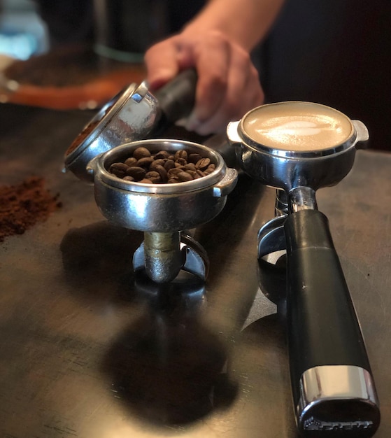 Photo une tasse de café à la main