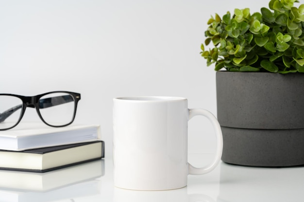 Photo une tasse de café sur une maquette de table de bureau blanche