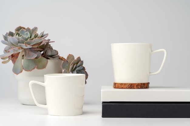 Une tasse de café sur une maquette de table de bureau blanche