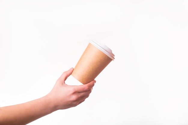 Tasse à café de matériaux réutilisables dans la main sur fond blanc remplacement du concept zéro déchet pour les gobelets en plastique