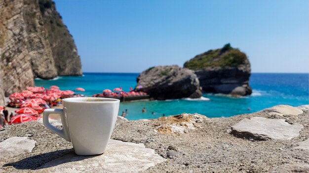 Tasse de café sur la mer paysage, plage et ligne d&#39;horizon, monténégro