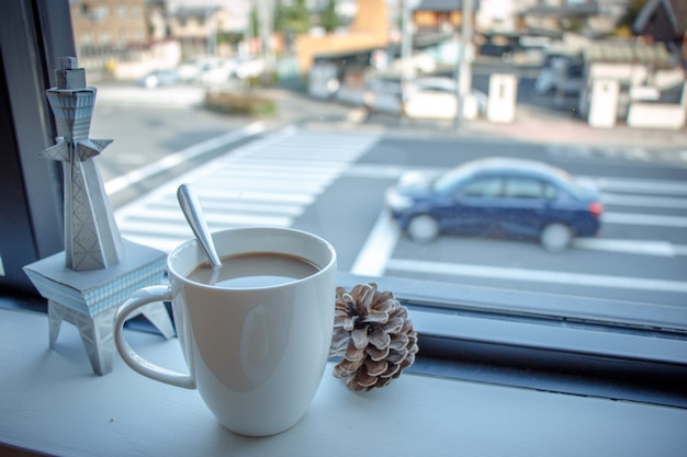 Tasse à café mis sur un bar en bois à la vitrine