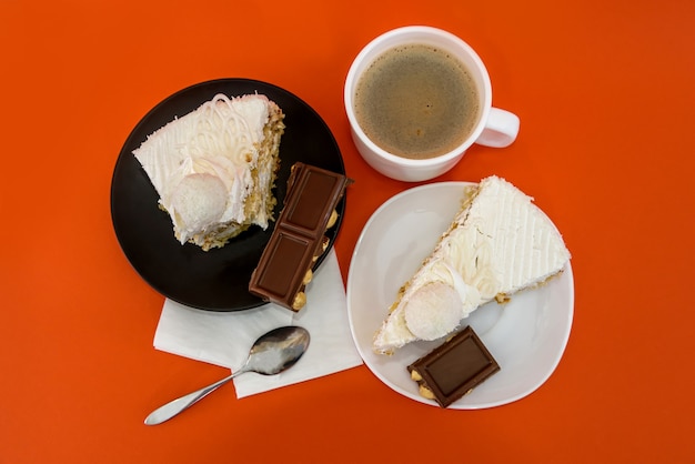 Tasse à café et morceau de gâteau à fond orange