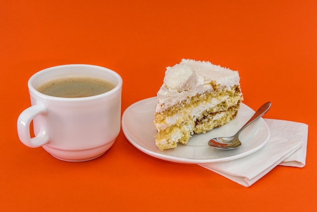 Tasse de café avec morceau de gâteau savoureux