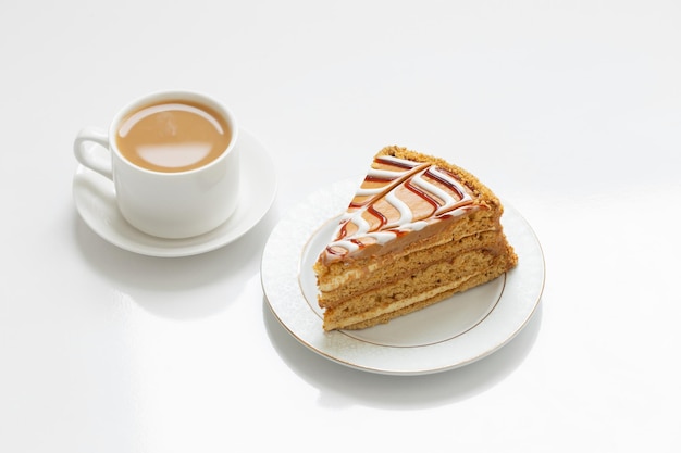 Tasse de café et morceau de gâteau sur tableau blanc