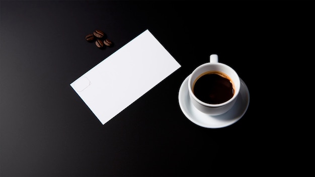 Une tasse de café et un morceau de papier avec le mot café dessus