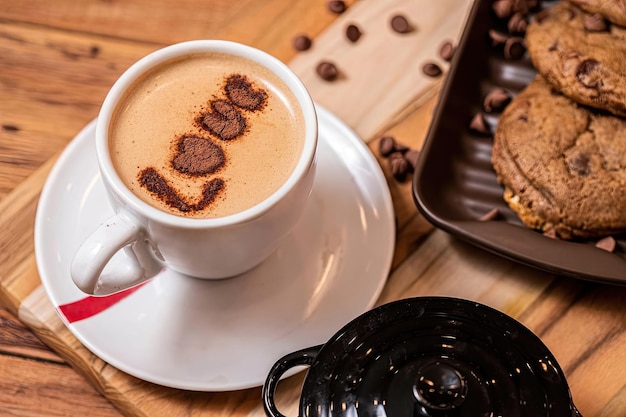 Une tasse de café avec le mot amour dessus