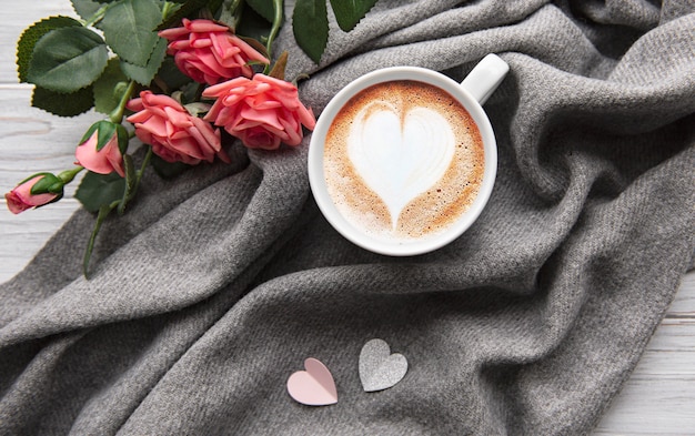 Une tasse de café avec motif coeur