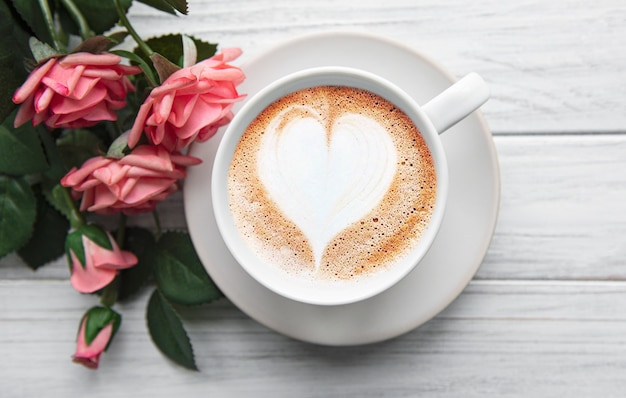 Une tasse de café avec motif coeur