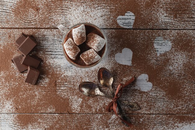 Photo tasse de café avec motif créatif sur table en bois